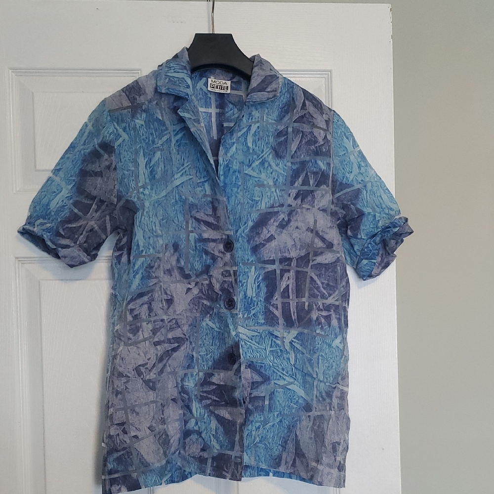 Moda Petite Abstract Blue Button-Up Blouse – Size Petite
